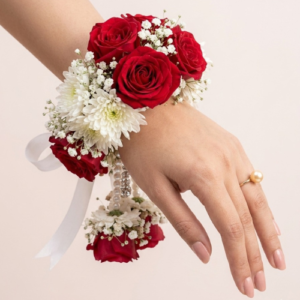 Imported Red Daisy Gajra with Gypsophila